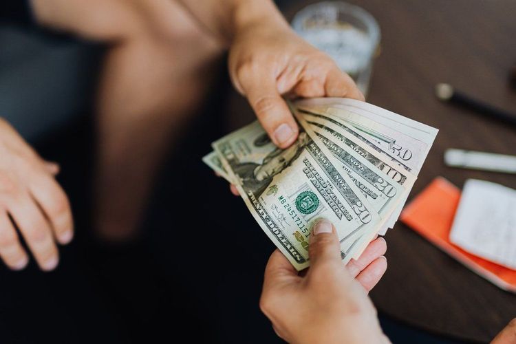 How to Earn Money Giving Cash to People Nearby