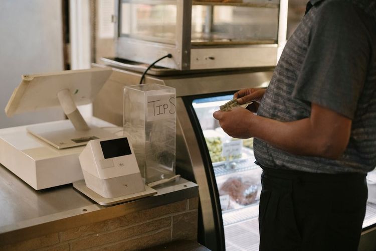 How Small Businesses Can Cut Cash Management Costs with a Peer-to-Peer Cash Network